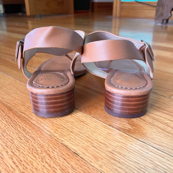 Women’s size 7 Crown and Ivy caramel colored sandals with wooden 1 inch heel - Picture 4 of 6